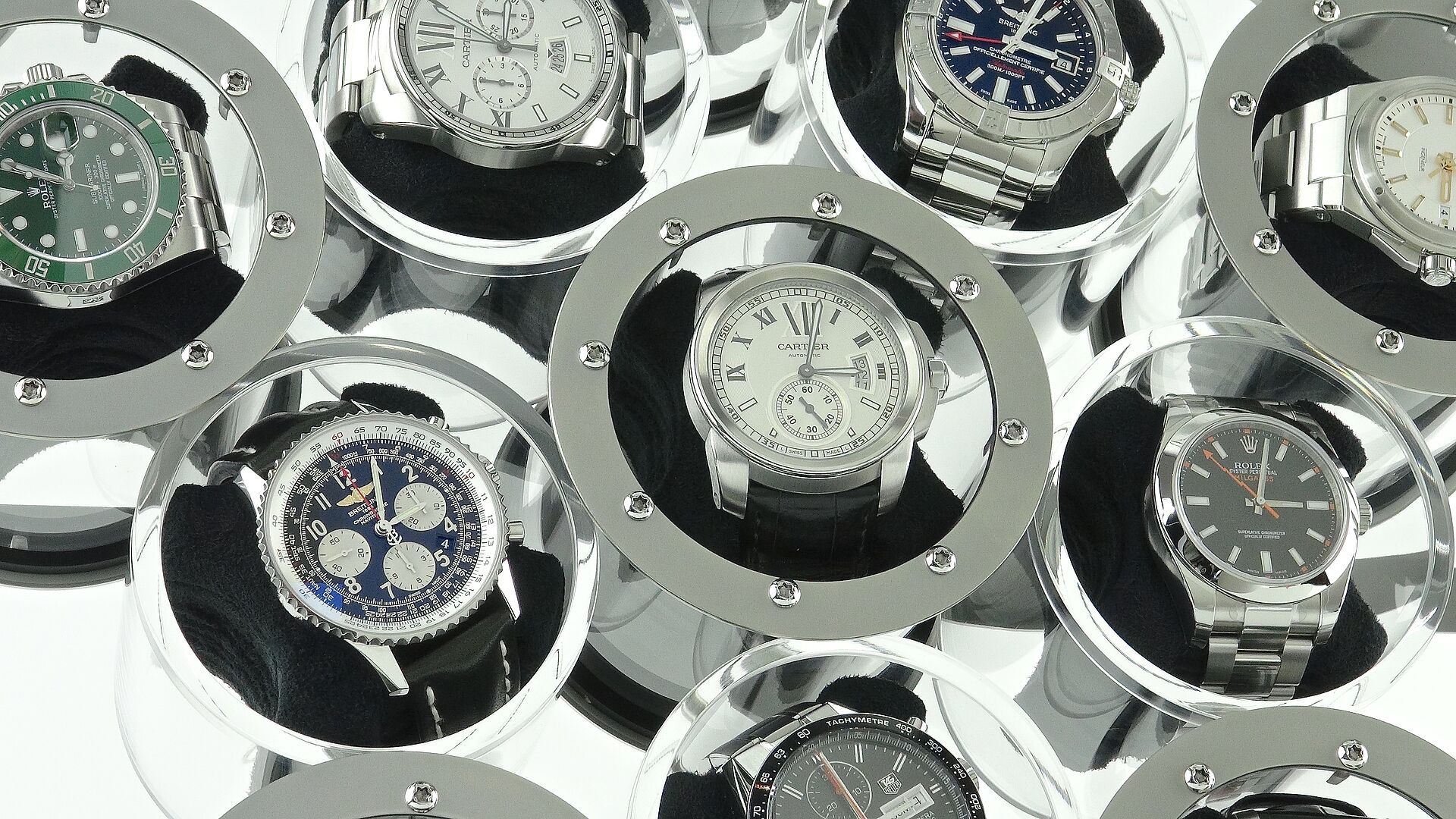 Constant and interlocking movement of the watches