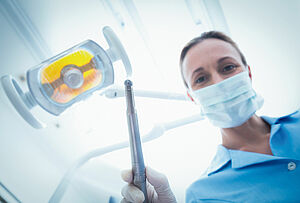 Moteur cc dans l’équipement de laboratoire pour traitement endodontique du canal radiculaire