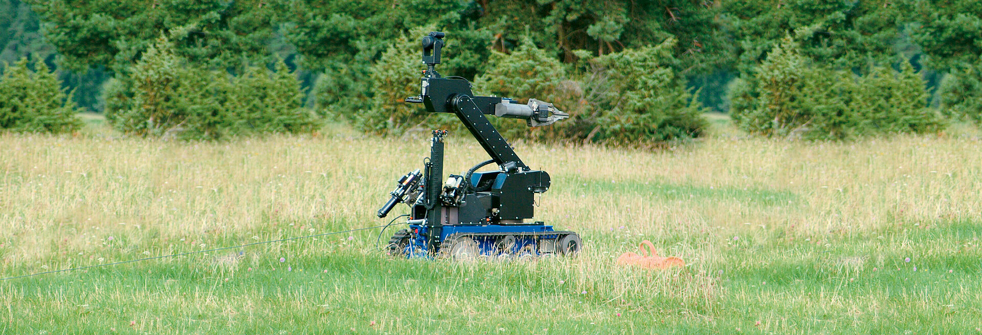 Motori CC continua in robot mobile fuoristrada su battistrada a cingoli
