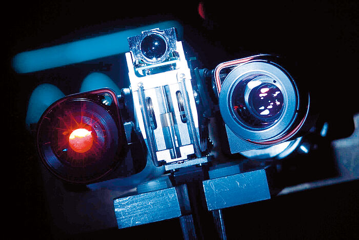 Stappenmotoren in chirurgische microscoopkopset voor werk aan microscopische structuren