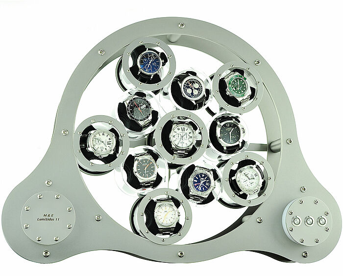 Constant and interlocking movement of the watches